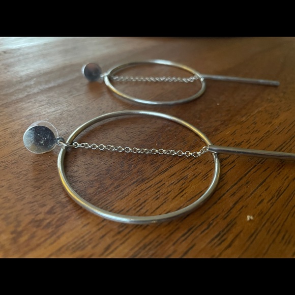 🔥 3 FOR $20 🔥 Silver hoop earrings with dangling chain and pendulum - Picture 3 of 5